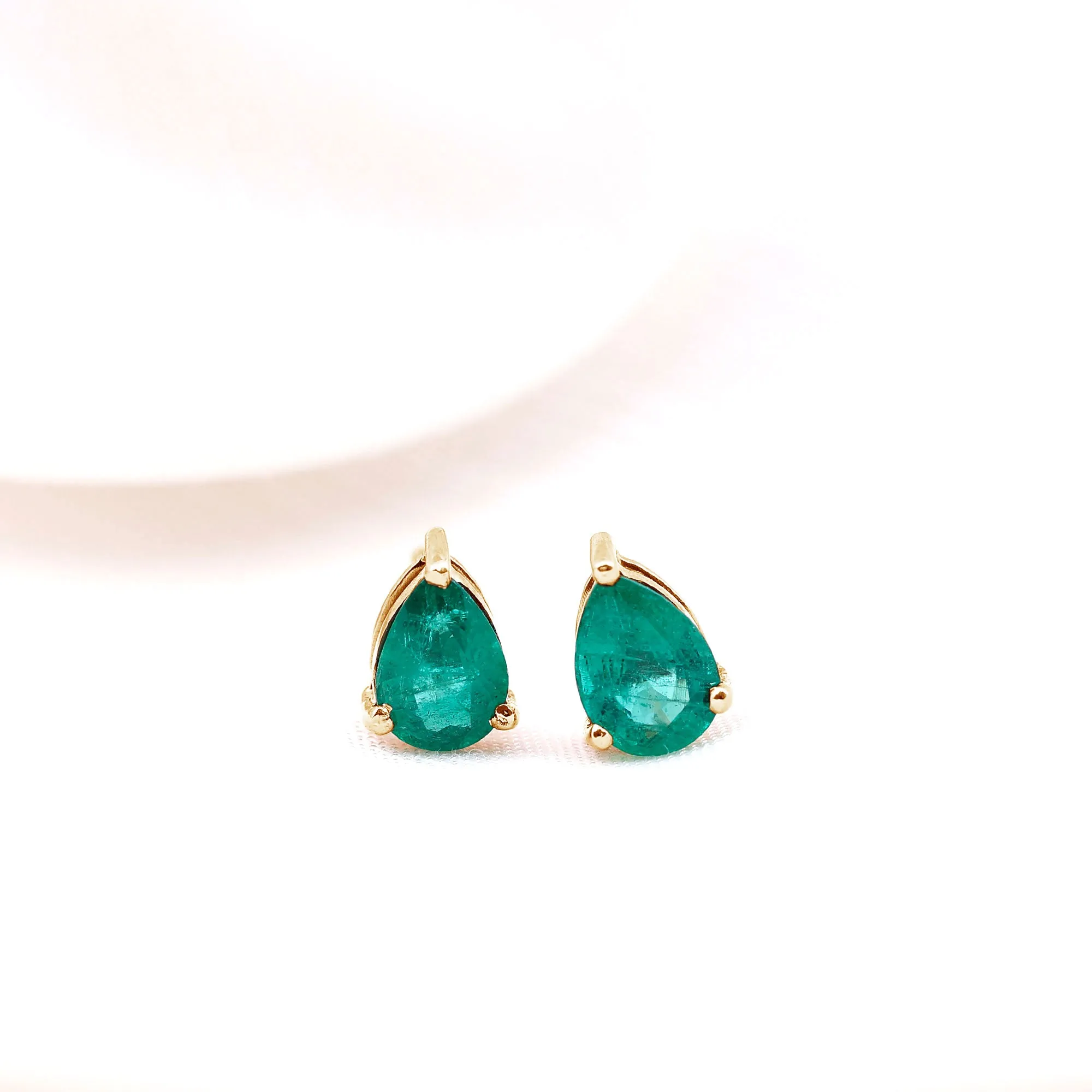 1.25 CT Pear Cut Solitaire Emerald Stud Earring in Gold