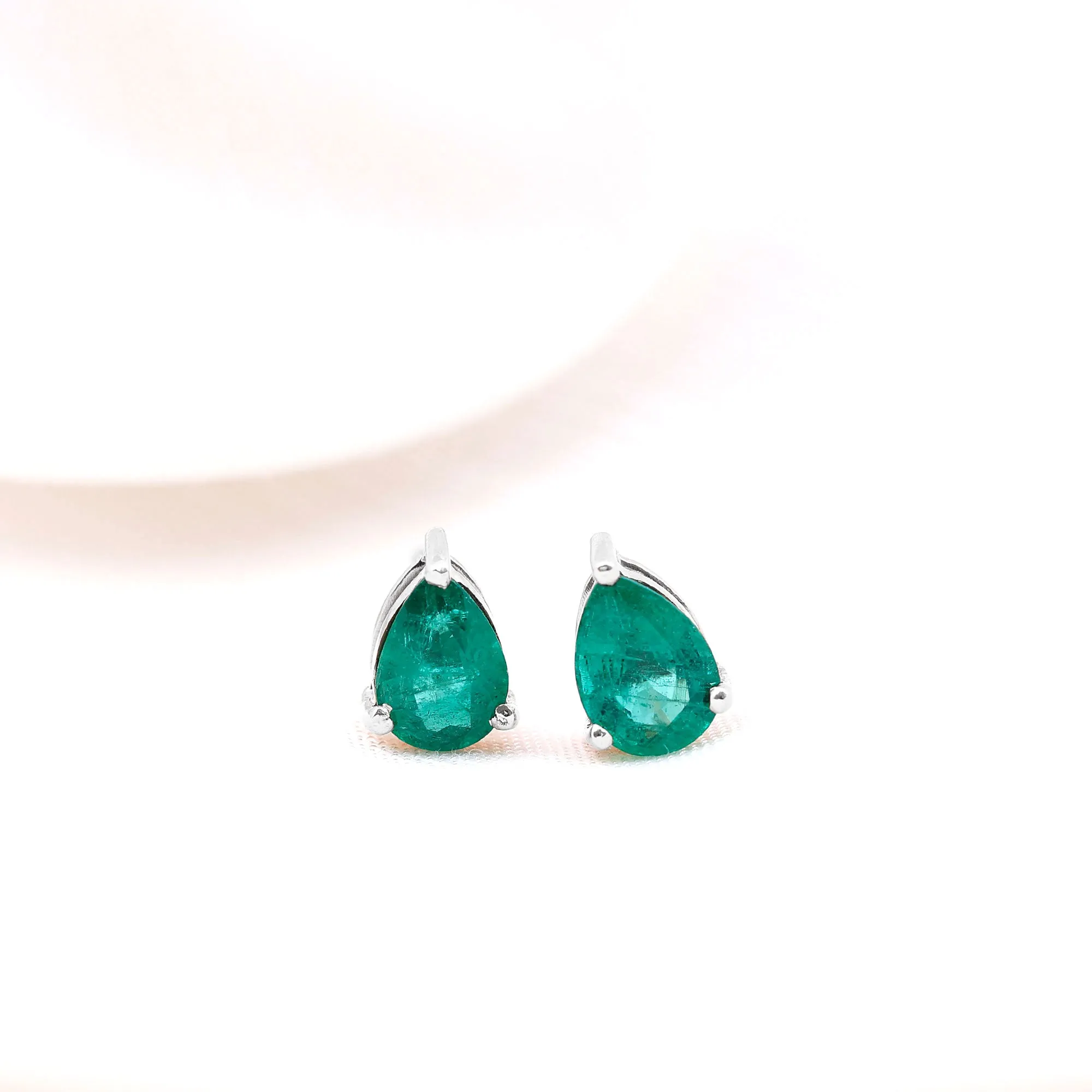 1.25 CT Pear Cut Solitaire Emerald Stud Earring in Gold