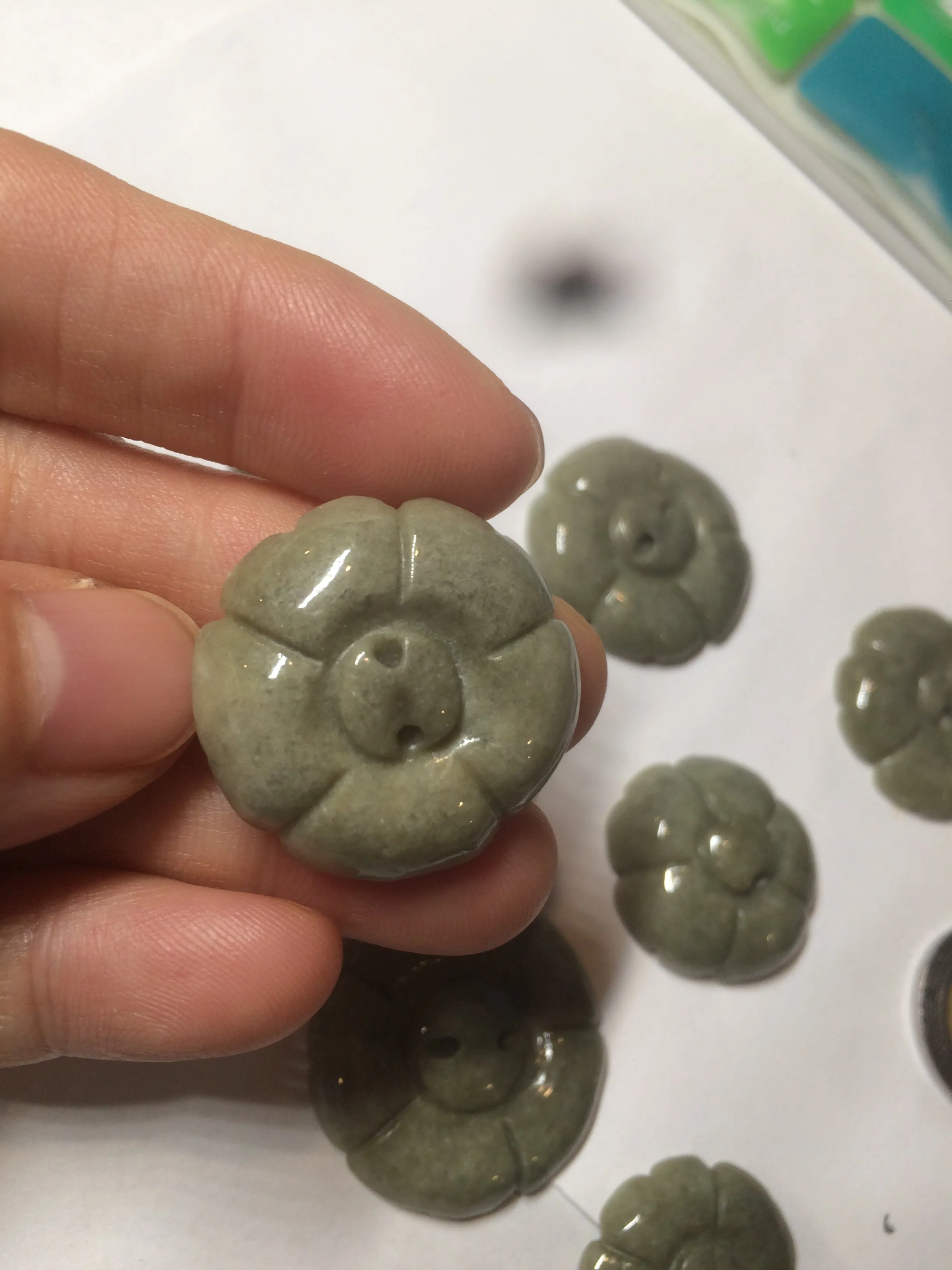 23.3-28mm 100% natural light green/yellow/gray carved sunflower jadeite jade beads (supplies, add-on items) AY42