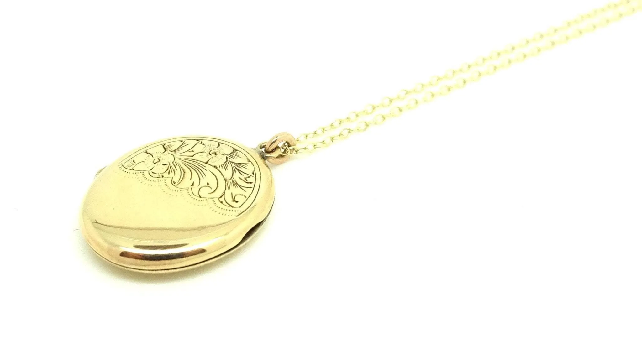 Antique Art Deco (1920-1935) Yellow Gold Oval Locket