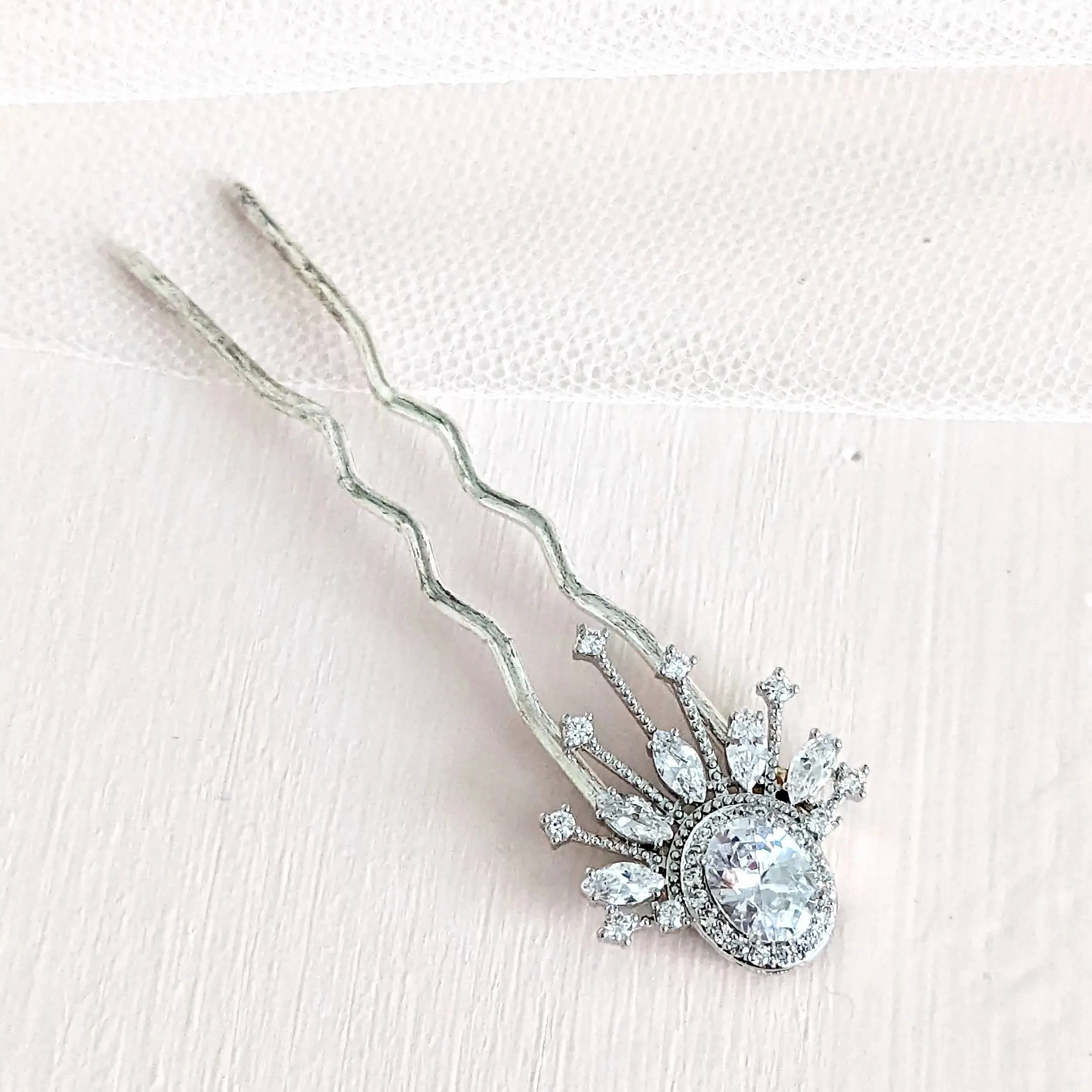 CZ Hair Pin, Parla