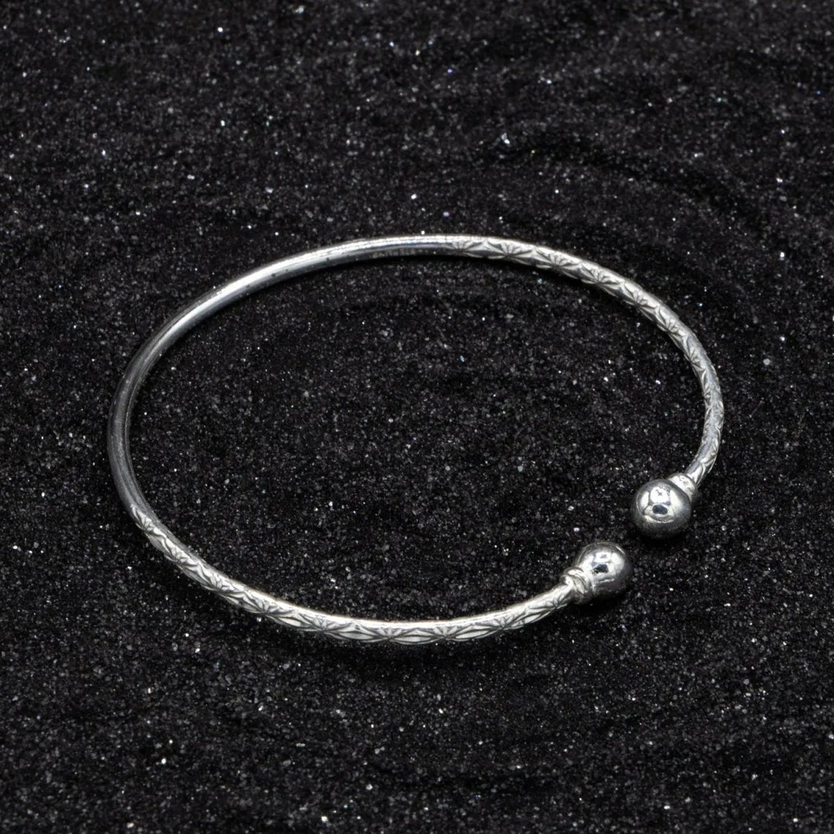 Extra Light Solid Ball Bangle with Calypso Pattern