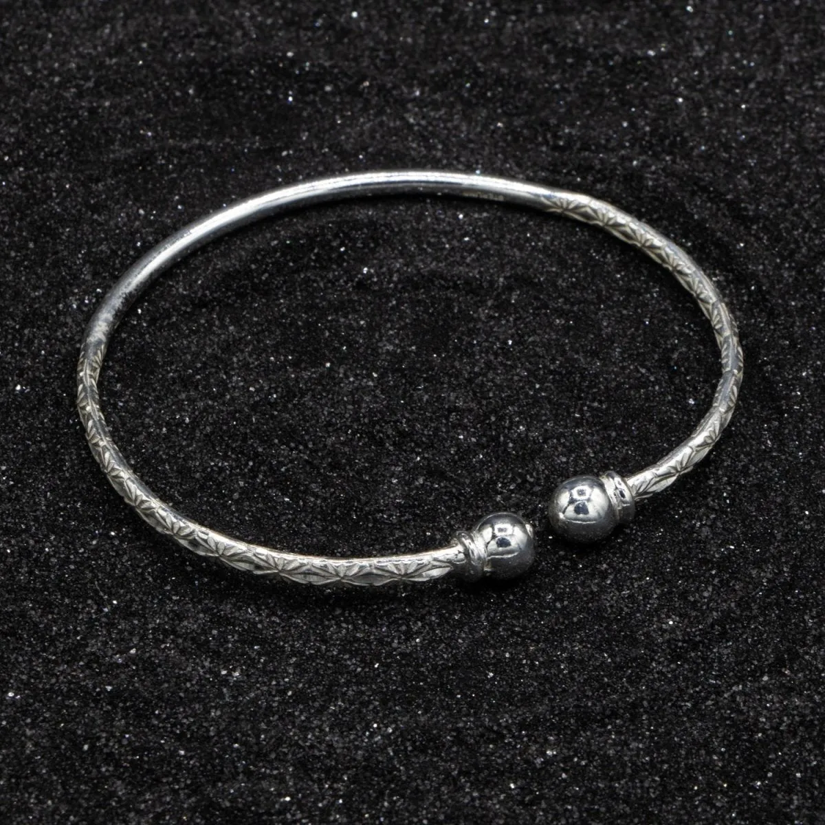 Light Solid Ball Bangle with Calypso Pattern