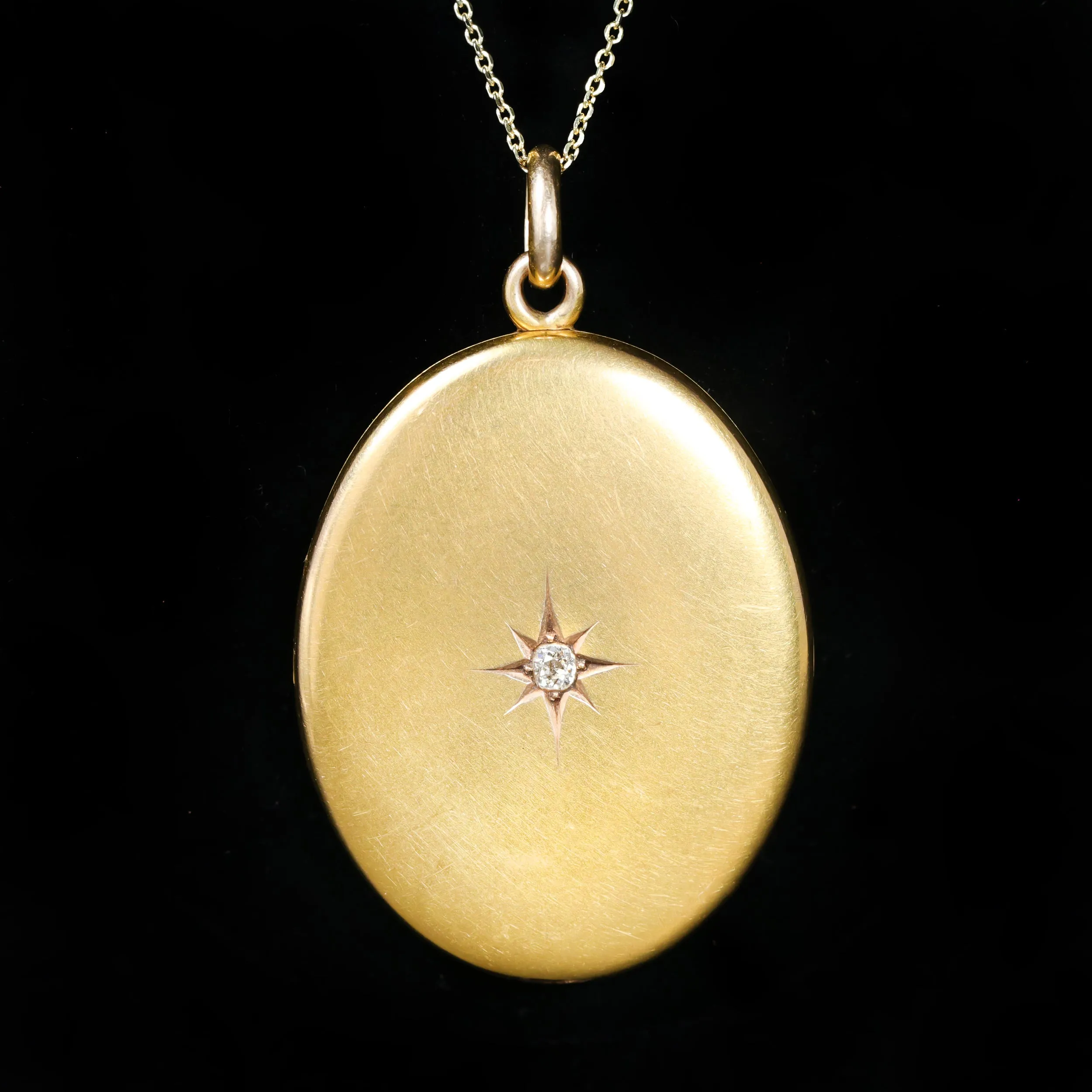 Victorian 14K Yellow Gold 0.15 Carat Diamond Oval Locket